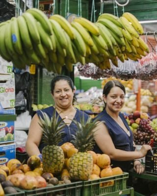 Tour guide explaining Colombia’s tropical fruits and flavors