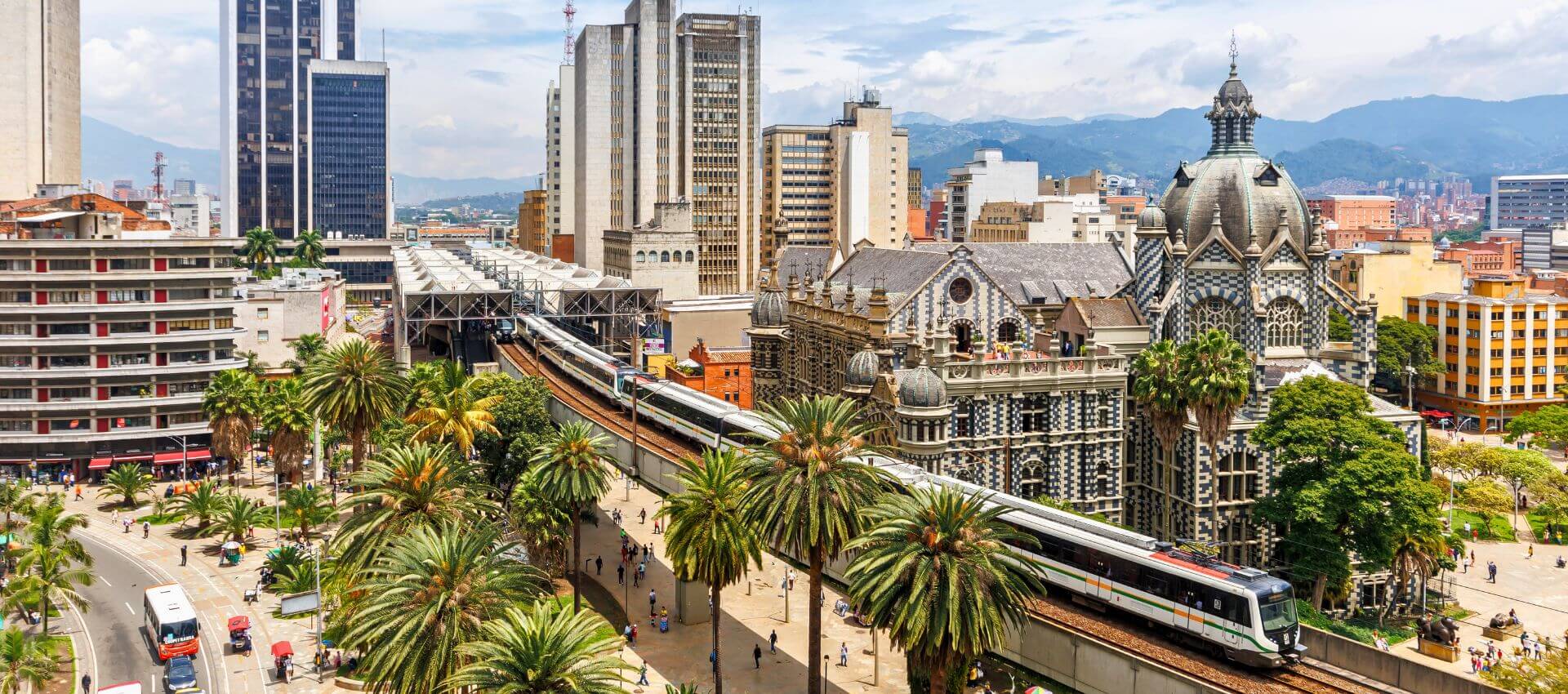 Medellín metro and city center – authentic Medellin tours & travel guide experiences