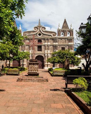 Local guide sharing stories of Santa Fe’s colonial heritage