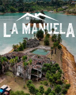 Tourists visiting Pablo Escobars Finca La Manuela during Guatape Tour from Medellin